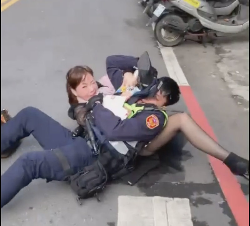 一名曹姓女子因為不滿自己的BMW車子遭到警方拖吊，公然侮辱員警「王X蛋」   圖：翻攝自臉書社團