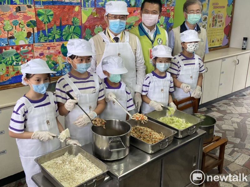 黃偉哲日前到國小校園視察營養午餐情形，並鼓勵各界多多採購國產高麗菜。   圖：台南市政府提供