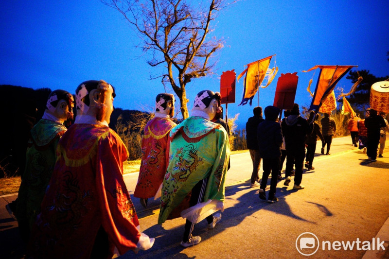 農曆十三夜，馬祖東莒熾坪境福德宮舉行繞境，由於人力短缺，一些戍守在東莒的阿兵哥義務協助，他們鑽進神偶的骨架裡扛著眾仙童遶境。今年受疫情影響加上人力短缺，遶境規模縮小，但繞境隊伍還是循例走進山裡和碼頭，再回到熱鬧的大坪村落，歷時兩個多小時。   圖：張良一/攝