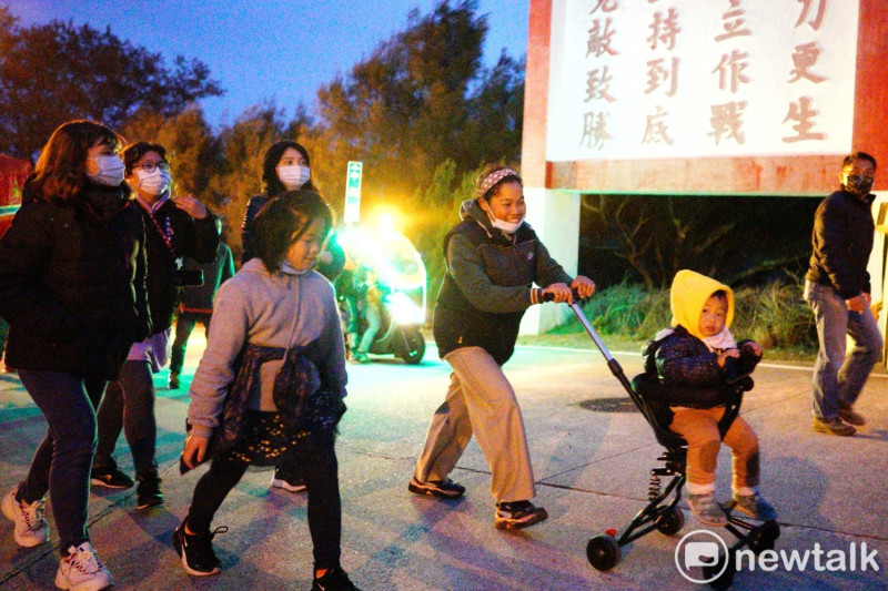 從印尼嫁來東莒的西蒂也推著娃娃車帶她最小的孩子參與繞境。馬祖的小孩從小到馬祖高中畢業前，或多或少都參與過擺暝祭儀，但是赴台唸大學、就業之後，就比較少專程回來參與擺暝，擺暝祭儀文化沒有年輕人傳承，讓老一輩馬祖人憂心不已。   圖：張良一/攝