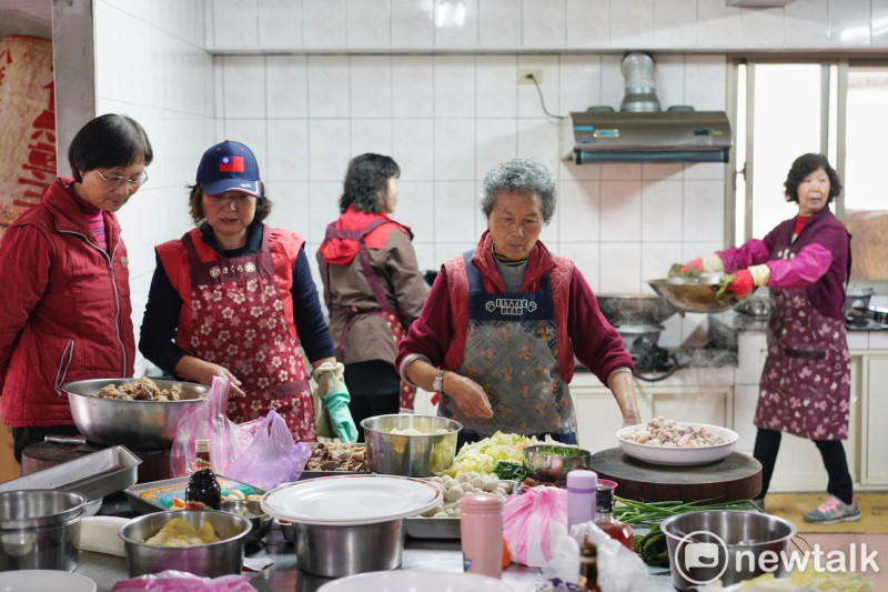 輪值今年擺暝「當頭」的媽媽們在廟裡的廚房張羅中午食福宴要吃的料理。除了前一夜擺暝的豬肉，菜是自己種的、鱸魚是自己釣的、魚丸當然也是自己打的。   圖：張良一/攝