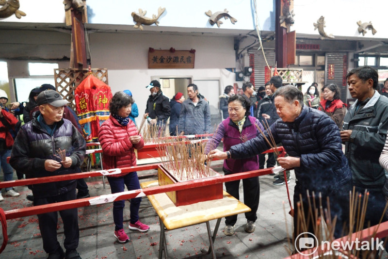 85歲的曹嫩妹（右二）和鄭爸爸（左一）都是專程從台灣回東莒參加擺暝祭典，順便和街坊鄰居敘舊聯絡感情。   圖：張良一/攝