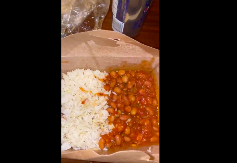 加拿大檢疫旅館提供的餐盒，白飯配辣鷹嘴豆、沙拉竟要價台幣千元。   圖：翻攝自推特