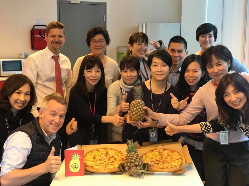 加拿大駐台北貿易辦事處貼出吃夏威夷披薩照片，挺台灣的鳳梨相當好吃。   圖:加拿大駐台北貿易辦事處臉書