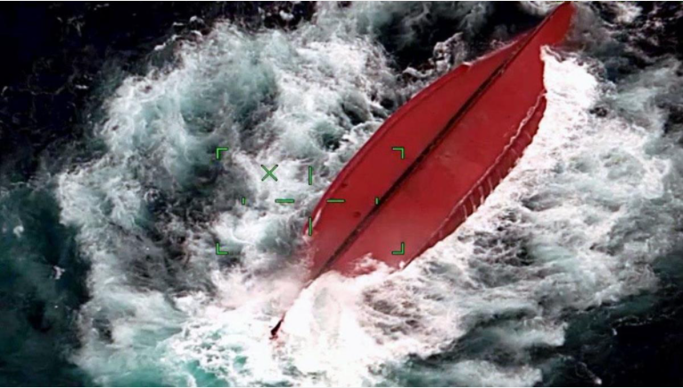 1艘中國籍船隻今天 (2) 日上午在日本沖繩海域傾覆，最新消息稱，5人獲救，5人失蹤。   圖 : 翻攝自沖繩海警隊