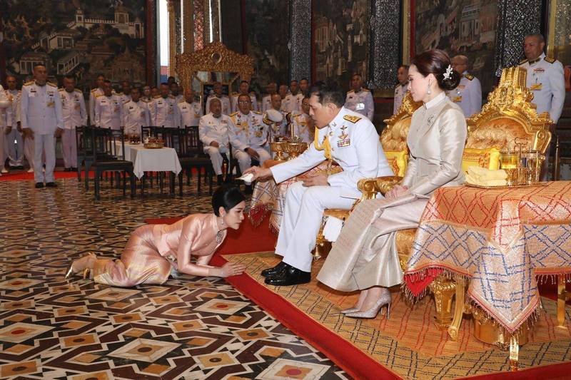 貴妃詩妮娜匍匐跪拜泰王瓦吉拉隆功與王后素提達。   圖Royal World Thailand推特