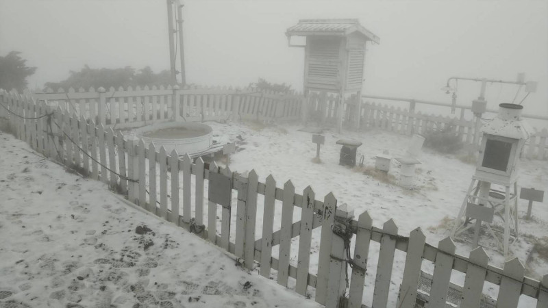 玉山在今日上午7點出現降雪情況，目前積雪約3公分，但降雪已停。   圖：中央氣象局／提供