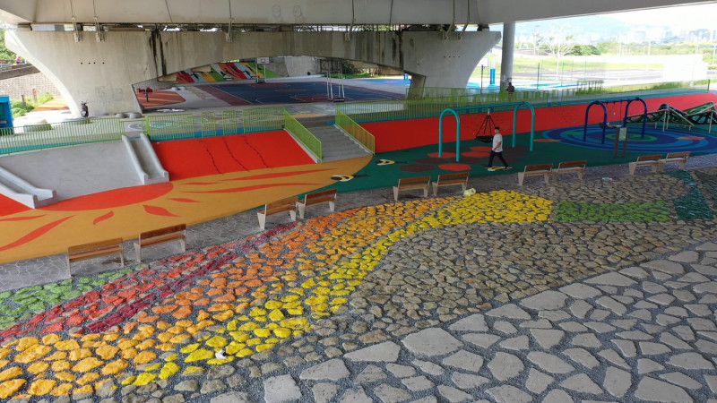 社子大橋下繽紛色彩的共融遊戲場。   圖：台北市水利處／提供
