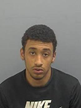英國一名20歲通緝犯卡爾（Jordan Carr），去年1月29日因故遭警方通緝，後又因持有「殭屍刀」被判處監禁當地的青年監獄一年。   圖：翻攝自Bedfordshire Police臉書