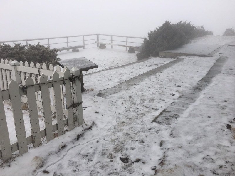 今(3)日玉山主峰線步道風口處以上自5點24分開始降雪，地面結冰濕滑，欲前往的山友須注意安全。   圖：取自玉山國家公園臉書