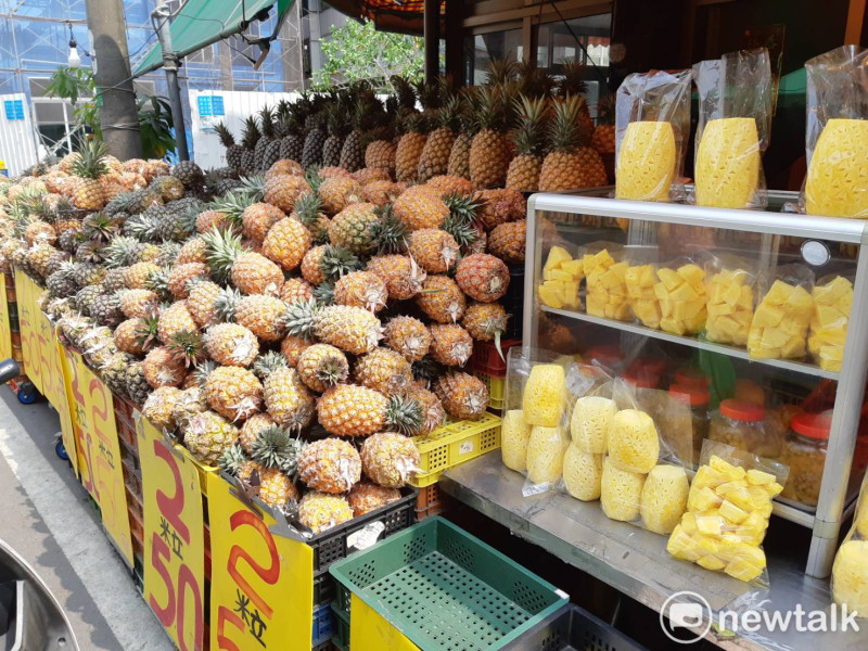 因中國宣布3月1日起暫停台灣鳳梨進口，吃鳳梨幾乎已經為台灣的全民運動。   圖：蔡坤龍/攝