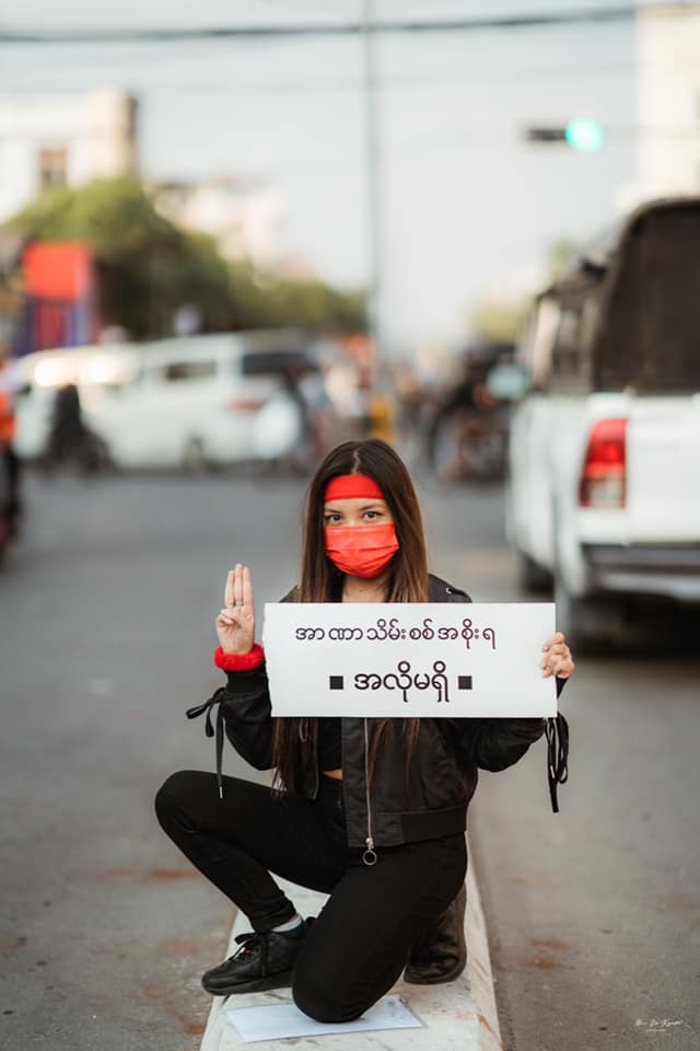 緬甸3日軍方大屠殺中，1名19歲華裔少女鄧家希頭部中彈身亡，她在臉書PO出代表抗爭的三指手勢照片，毅然投入抗爭。   圖：翻攝自瑪良烏臉書（資料照）