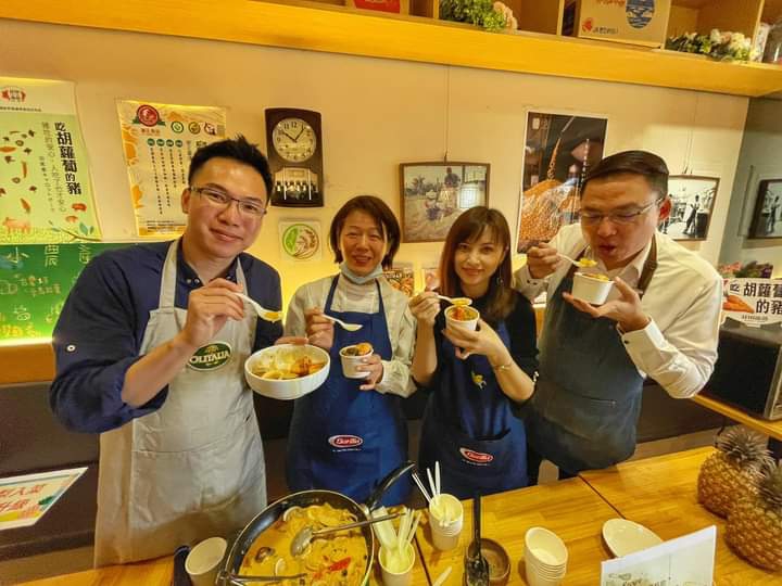 林智鴻、黃秋媖、李雅慧、黃文益(左至右)推薦鳳梨創意料理。   圖：翻攝林智鴻臉書
