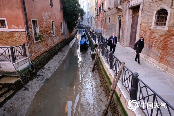 義大利威尼斯河流水位近日大幅下降，出現了河床乾涸的情況，連知名的擺渡船「貢多拉」都划不動了。   圖 : 翻攝自中國天氣