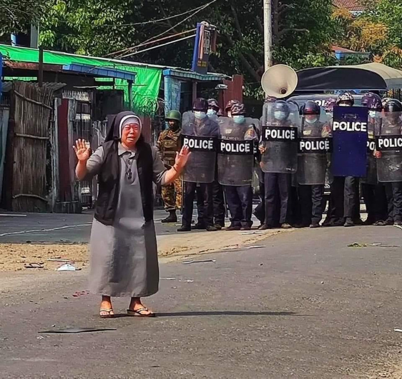 努唐勇敢地走向全副武裝地鎮暴警察，請求他們不要對只是在和平地表達自己訴求的示威者開槍。   圖：翻攝推特