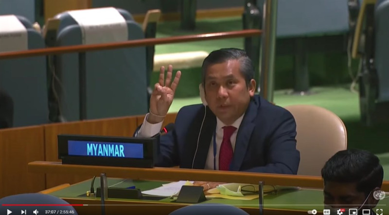 緬甸駐聯合國（UN）大使覺莫敦26日高舉三指向抗爭者致敬，並表示「這場革命務必要贏」，緬甸軍政府隨後宣布，撤銷覺莫敦駐聯合國大使職務。   圖：翻攝自United Nations YouTube網頁youtube.com