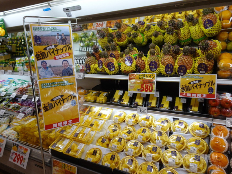「吃鳳梨，救台灣」風潮吹到日本，目前在日本4大品牌超市都可買得到。   圖：中央社