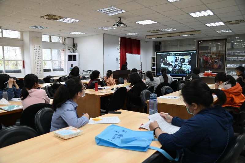 新興國小場次，全校教師一起觀看日本小學的社會課談論環境權。   圖：新北市教育局 / 提供