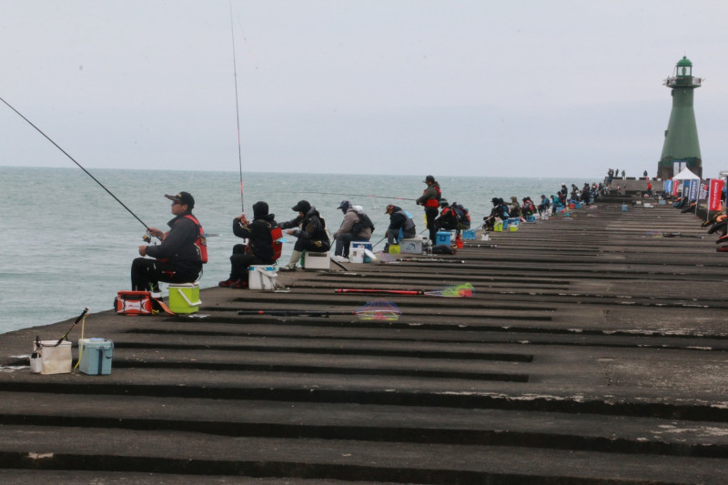 臺中港北堤是全台灣第一個海釣示範區。   圖 : 蔡其昌辦公室/提供