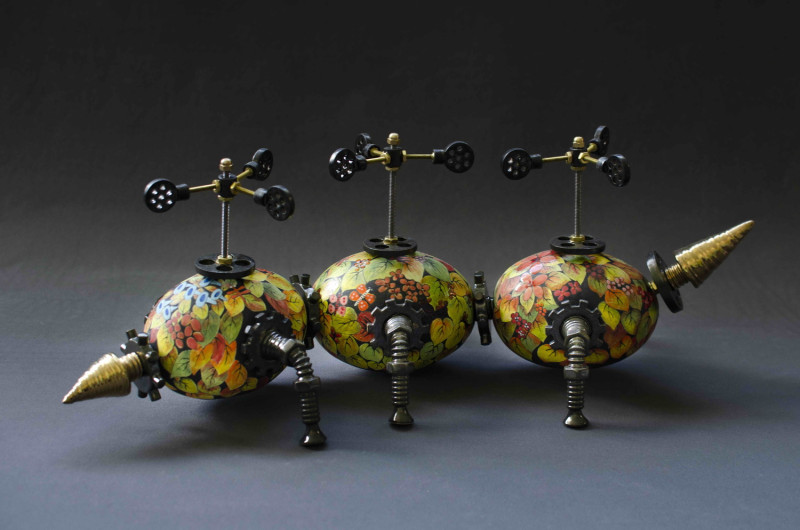 《三截蟲探測器》，細緻筆觸疊出色彩層次，再裝飾機器零件，未來感十足！   圖：鶯歌陶瓷博物館提供