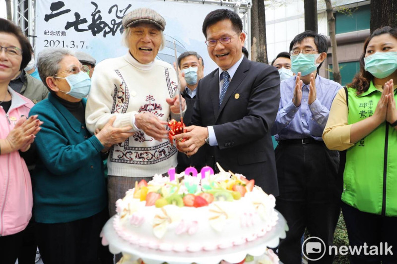 交通部隊林佳龍為百歲的鍾逸人切蛋糕慶生。   唐復年/攝