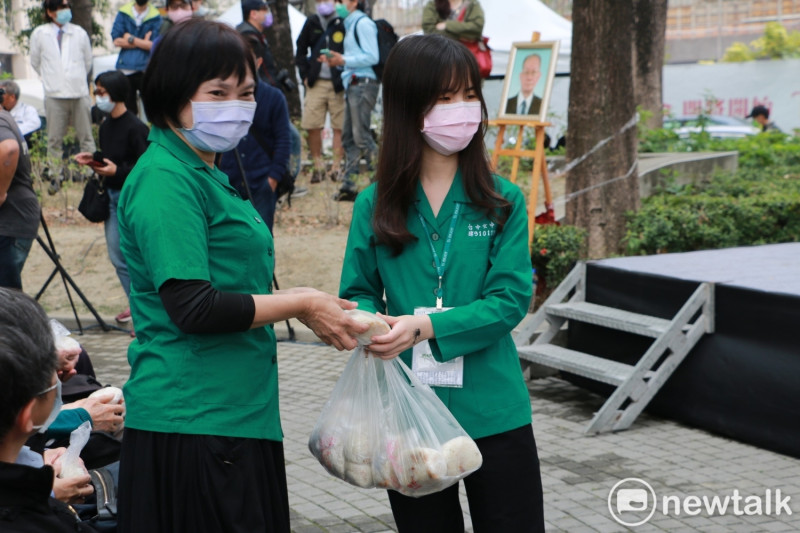 台中女中學生著綠色校服發放，緬懷當年學姊在動亂中，主動發起包飯糰協助維護自己的城市。   唐復年/攝