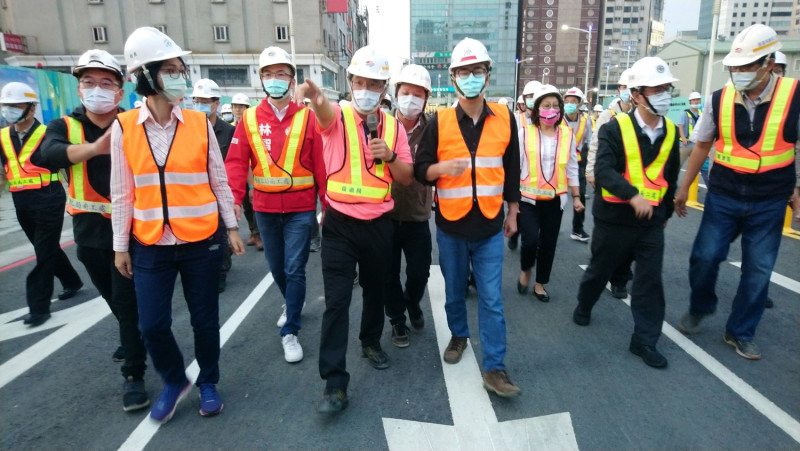 中博高架橋完成拆除，陳其邁(中)前往工地慰勞工程團隊。   圖：高雄市政府交通局/提供