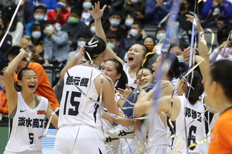 109學年度高中籃球聯賽（HBL）女子組冠軍戰7日在台北小巨蛋開打，淡水商工順利擊敗永仁高中奪冠，全隊衝進場內慶祝。   圖：中央社提供