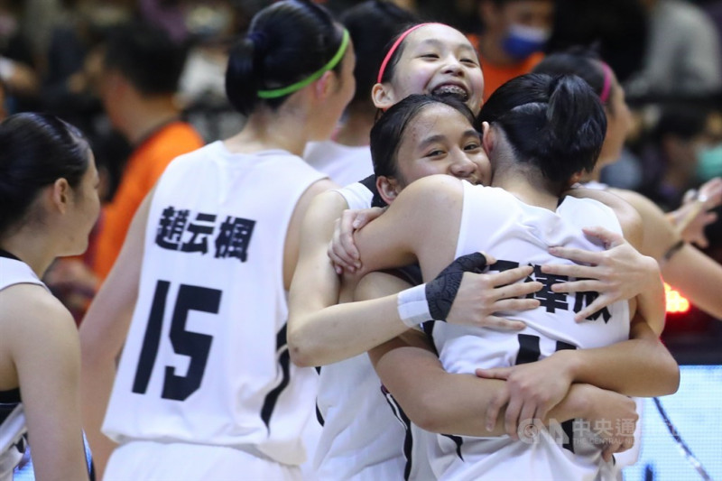 109學年度高中籃球聯賽（HBL）女子組冠軍戰7日在台北小巨蛋舉行，淡水商工終場以76比51擊敗永仁高中奪冠，完成2連霸。球員們開心在場中擁抱慶祝。   圖：中央社提供