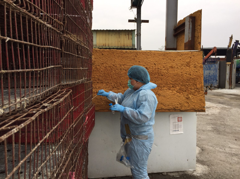 防疫人員至新北禽集籠場區環境監測採樣。   圖：新北市動保處提供