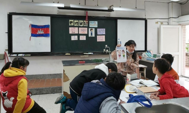 陳秀玲老師教新北市學生學柬埔寨語，發揮共備社群研習中所學習的教學技巧，應用於課堂中。   圖：新北市教育局提供