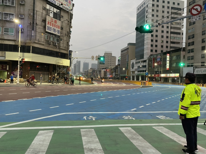 臨時站西路彎道處的彩色標線使用日本等級的防滑骨材標線。   圖：高雄市政府/提供