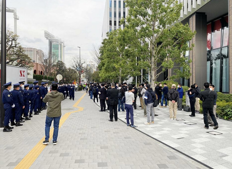 日本市民團體上街要求取消東奧，警方出動約50名警力維持秩序。   圖：翻攝環球網