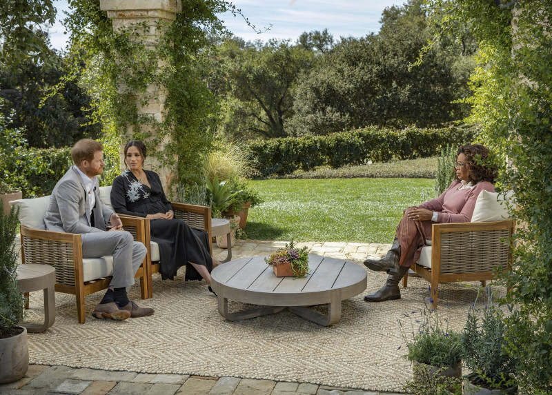 英國哈利王子（左1）與妻子梅根（左2）接受美國脫口秀主持人歐普拉（右）專訪。   圖：達志影像/美聯社