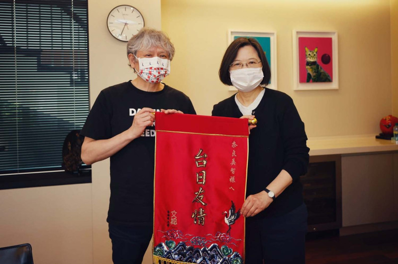 總統蔡英文（右）與與日本當代藝術家奈良美智（右）見面，並致贈錦旗與限量的「台日友情紀念酒」給奈良美智。   圖：取自中華文化協會臉書