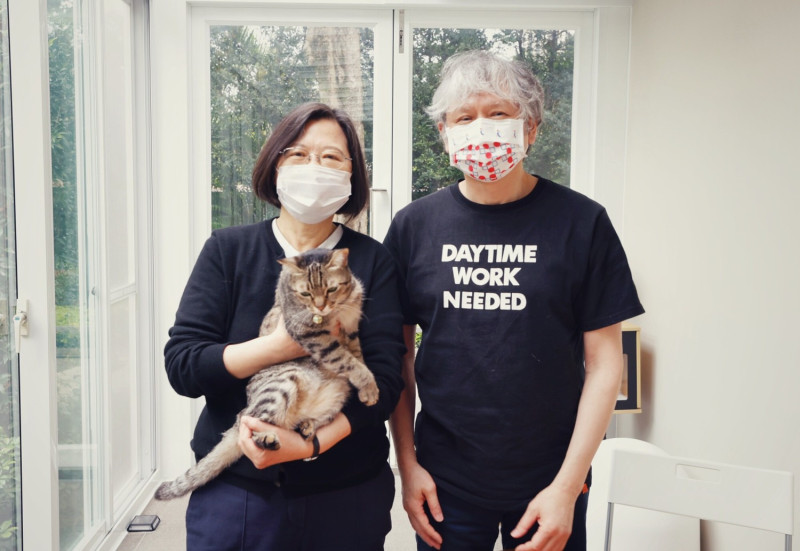 總統蔡英文和愛貓「蔡想想」，曾與日本當代藝術家奈良美智（YOSHITOMO NARA）見面。   圖：翻攝自蔡英文臉書