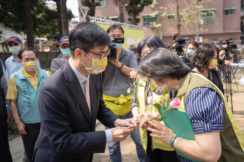陳其邁(左)在婦女節獻花給小內閣女首長及婦女團體代表。   圖：高雄市政府/提供