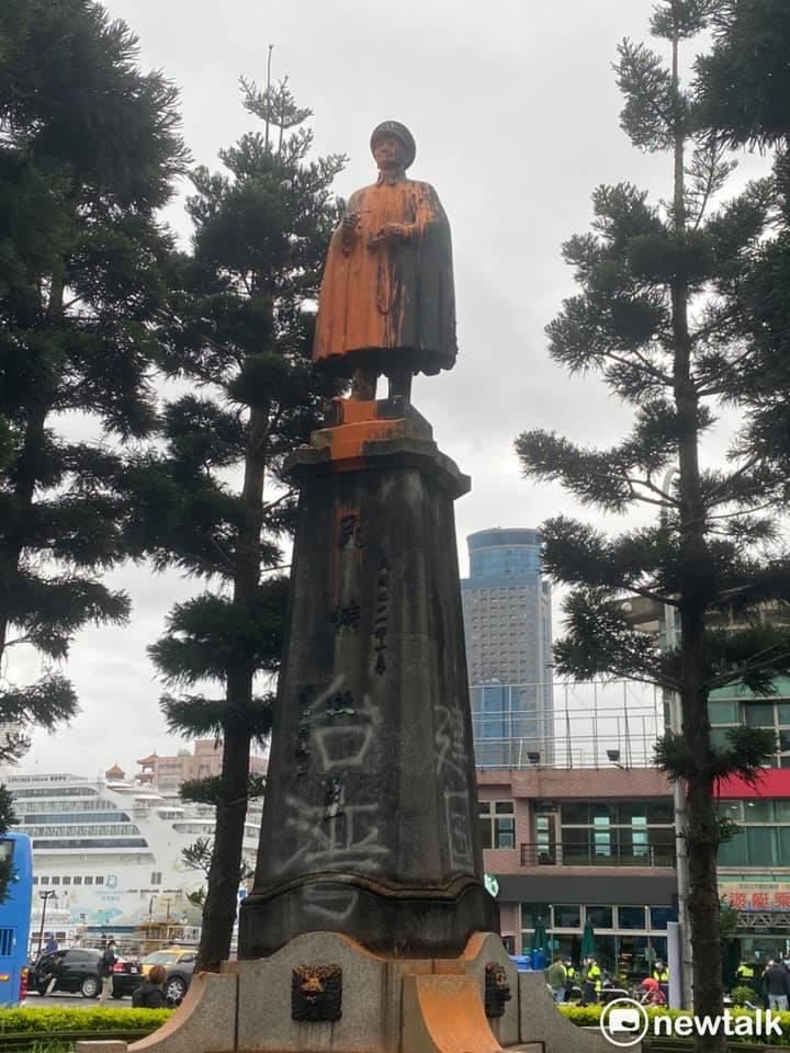基隆火車站前圓環的蔣介石銅像，基隆市政府3日正式拆除，在拆除前一刻，有民眾在銅像上潑灑油漆，噴上「台灣」、「建國」等字樣。      圖：陳震岳提供