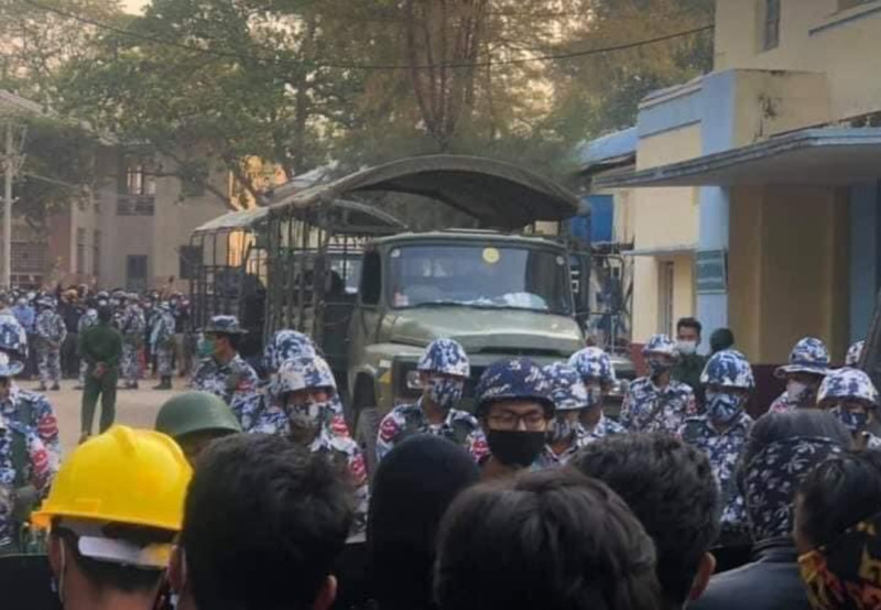 緬甸軍政府在各大城市血腥鎮壓，目前宵禁時間，軍方也在街上巡邏掃蕩。   圖 : 翻攝自 @na_gyi twitter
