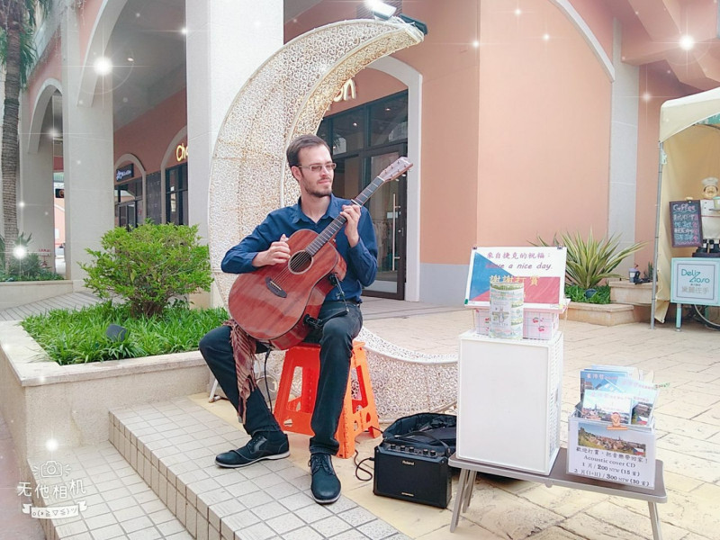 捷克吉他手輕盈古典的音樂讓人置身歐洲街道。   麗寶Outlet Mall/提供