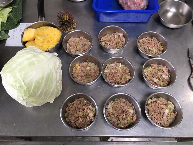 鳳梨高麗菜肉肉煮好準備供餐了。   圖：新北市動保處提供