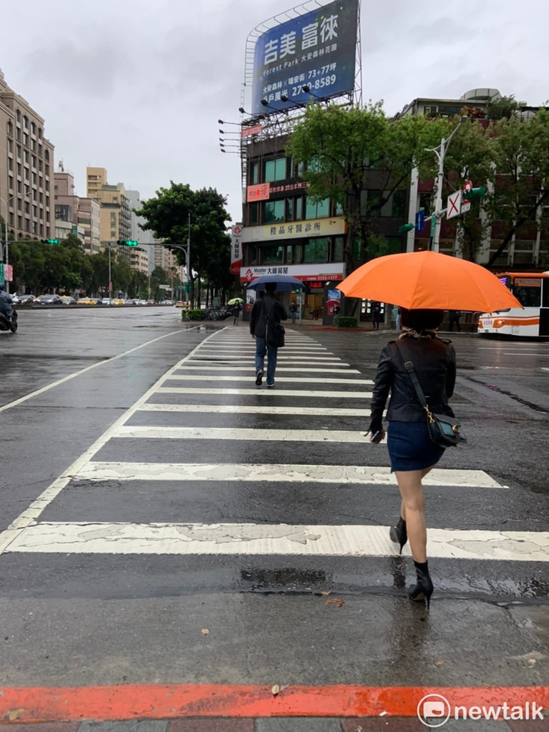 氣象局表示，本週將有2波東北季風報到，北台灣僅週四天氣會稍微好轉，週五又將轉涼有雨。   圖：張家寧／攝