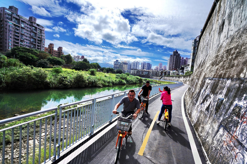 景美溪左側自行車道改善過去雙北自行車無法互通的問題。   圖：新北市高管處／提供