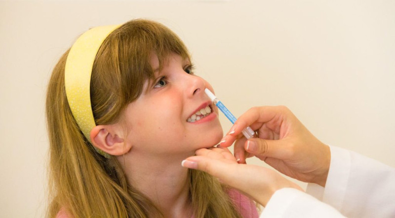芬蘭近日研發出一款鼻噴式的新冠肺炎疫苗。圖為一名女孩接受鼻內流感疫苗的施打   翻攝自Hospital News