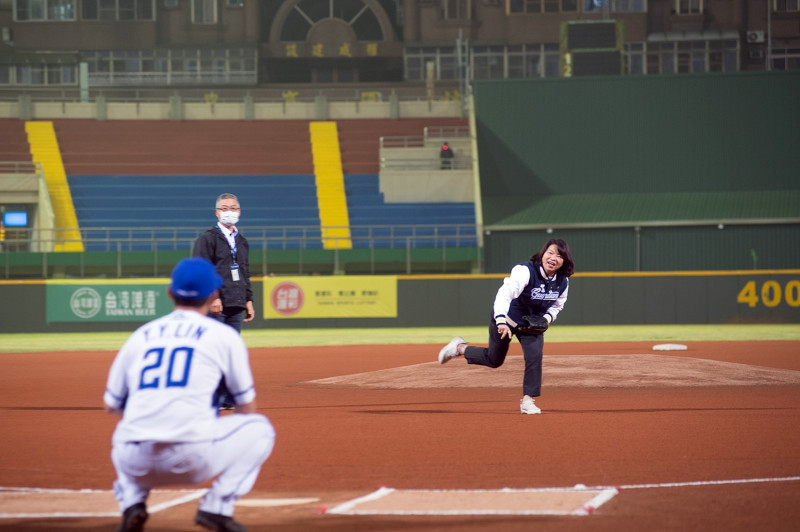 中華職棒2021球季熱身賽在嘉義市KANO棒球場開打，市長黃敏惠擔任開球嘉賓。   圖：嘉義市政府/提供