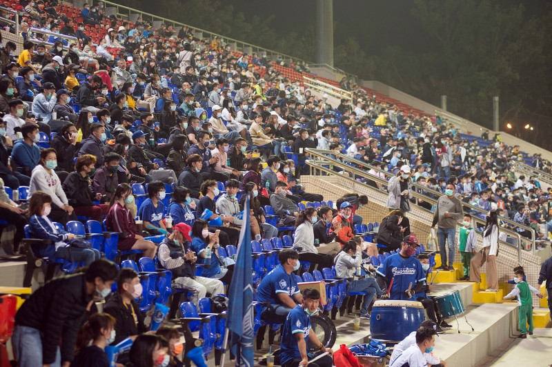 中華職棒2021球季熱身賽在嘉義市KANO棒球場開打，球迷頗為捧場。   圖：嘉義市政府/提供