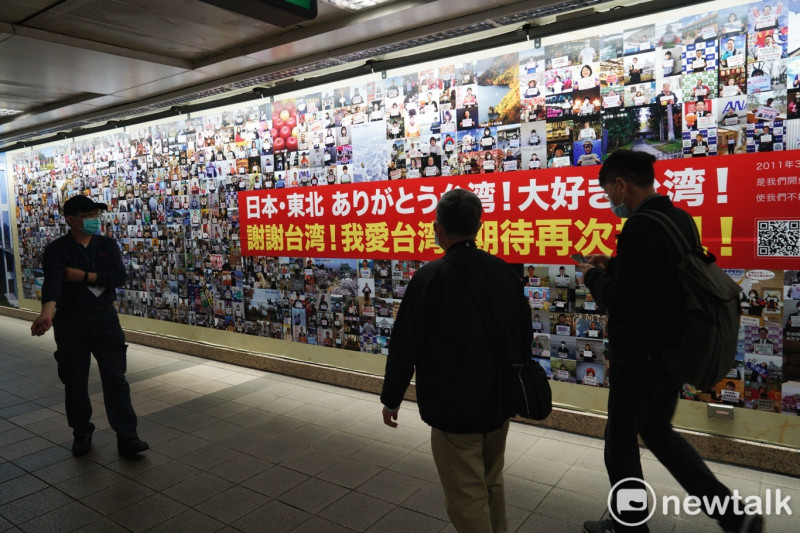 明天就是日本311大地震十週年，台北捷運中山站一號出口目前正以『謝謝台灣！我愛台灣！期待再次相見』為主題的大型海報展覽。現場有1200張日本東北地區的民眾手舉著各種感謝台灣的照片，串聯拼貼成一大片牆面，感謝台灣曾在311大地震大力援助受創的震災災民。   圖：張良一/攝