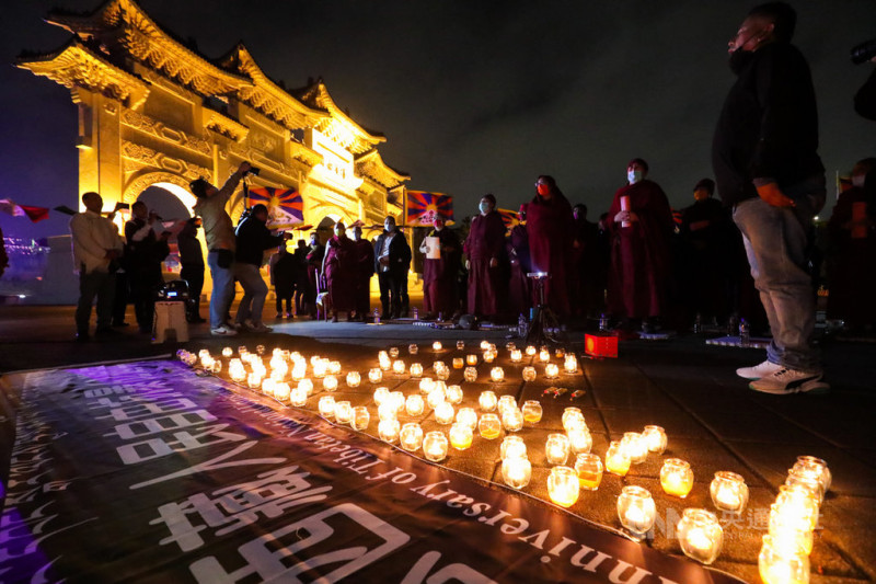 在台藏人福利協會10日晚間在自由廣場舉辦「世界和平祈福點燈法會：310西藏抗暴日62週年晚會」，活動一開始時藏民唱誦經文。   圖：中央社
