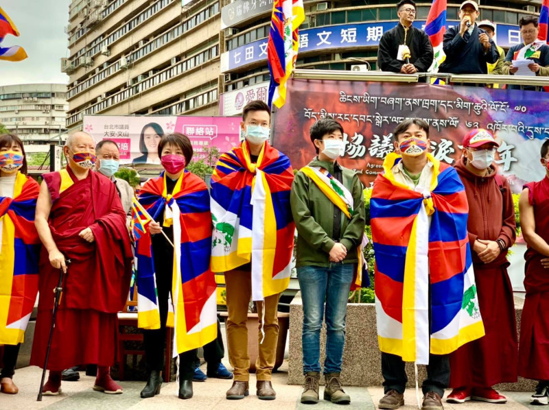 立法委員范雲今晚在西藏抗暴62週年紀念活動表示，她日前在臉書上傳參加西藏抗暴紀念遊行的照片後，頁面便湧入不少中國「五毛」質疑她憑什麼參加支持西藏的活動。   圖：翻攝范雲臉書