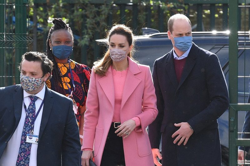 威廉王子和妻子凱特到東倫敦的學校參訪時，首度發聲強調王室家族「絕不是種族歧視的家族」。   圖：達志影像/路透社